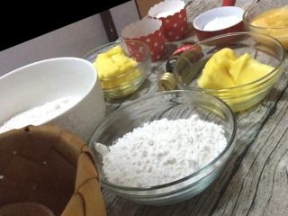 1、双色格子/棋盘饼干,准备好所有的材料,黄油提前室温软化,夏天我这是软化了一天。因为拍的视频,截图角度有点偏。