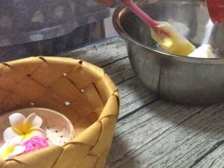 2、双色格子/棋盘饼干,准备做香草面团: 黄油倒入不锈钢打蛋盆中,倒入糖粉,搅打均匀。用蛋抽比较好用。