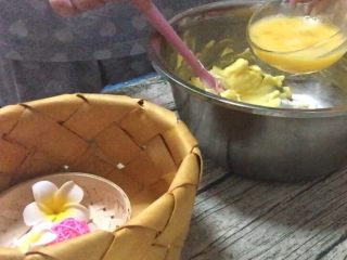 3、双色格子/棋盘饼干,分多次加入打散的鸡蛋液,每一次都要搅打均匀后再加入下一次蛋液。