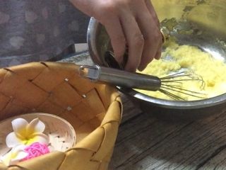 4、双色格子/棋盘饼干,加入两滴香草精,可以增香,减少鸡蛋的腥味