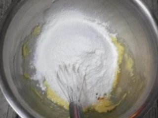 5、双色格子/棋盘饼干,筛入低粉,充分搅匀