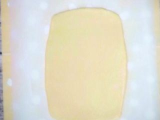 7、双色格子/棋盘饼干,硅胶垫上垫上油纸,把面团放在上面,用擀面杖擀成厚度约一厘米的长方形面片