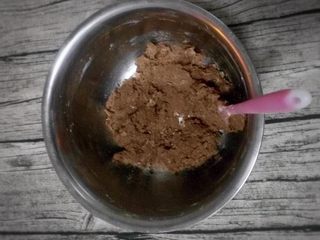 8、双色格子/棋盘饼干,表面盖上保鲜膜。用同样的方法制作可可面团。