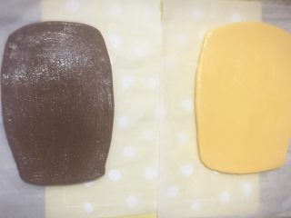 9、双色格子/棋盘饼干,可可面团也擀成一厘米左右厚的片。盖上保鲜膜,放冰箱冷冻两个小时,直到变硬