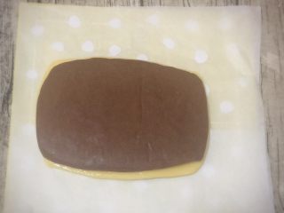 10、双色格子/棋盘饼干,取出冻好的面片,用刷子在两个面片单面,刷上一层薄薄的蛋液。将两个面片,将有蛋液的一面叠在一起