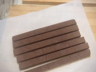 12、双色格子/棋盘饼干,面片用尺子测出一厘米宽,我用的是做牛轧糖的长方形木棍,就是一厘米的宽度,切成一厘米宽的条