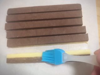 13、双色格子/棋盘饼干,每一个切好的长条横切面都刷上一层薄薄的蛋液。