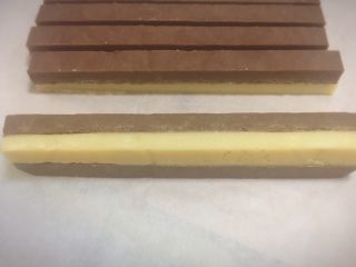 14、双色格子/棋盘饼干,与另一长条合并,依次弄好