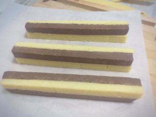 15、双色格子/棋盘饼干,使各个小面团颜色交错相互粘贴,放入冰箱冷冻十分钟。