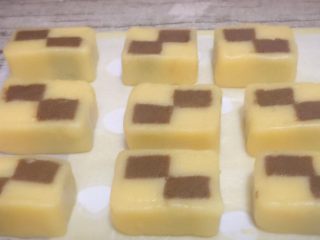 17、双色格子/棋盘饼干,冻好后的格子条切成一厘米厚的面片,烤箱预热160度,十分钟左右