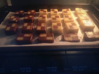 19、双色格子/棋盘饼干,把烤盘放进烤箱,160度15分钟。