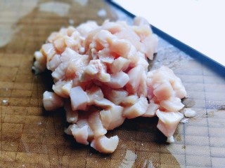 1、做饼＋咖喱香菇鸡丁披萨饼,鸡胸肉洗干净，切丁。