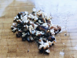 2、做饼＋咖喱香菇鸡丁披萨饼,香菇洗干净后切丁。