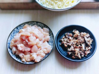 3、做饼＋咖喱香菇鸡丁披萨饼,香菇洗干净后设定。