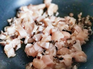 5、做饼＋咖喱香菇鸡丁披萨饼,再加入切好的鸡胸肉丁煸炒。