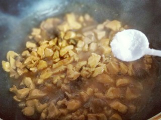 10、做饼＋咖喱香菇鸡丁披萨饼,加入少许糖调味出锅。