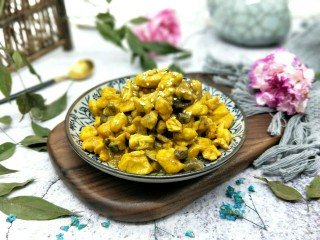 11、做饼＋咖喱香菇鸡丁披萨饼,美味的披萨料做好了，放旁边备用。