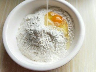 13、做饼＋咖喱香菇鸡丁披萨饼,加入牛奶可以分次加入，因为不同的面粉吸水性不同