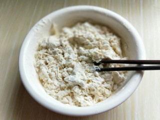 15、做饼＋咖喱香菇鸡丁披萨饼,用筷子搅成絮状，再揉成面团进行发酵。