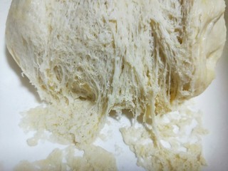 16、做饼＋咖喱香菇鸡丁披萨饼,发酵好的面团，全部是蜂窝眼。