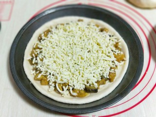 21、做饼＋咖喱香菇鸡丁披萨饼,再咖喱鸡丁上面再撒上一层芝士。