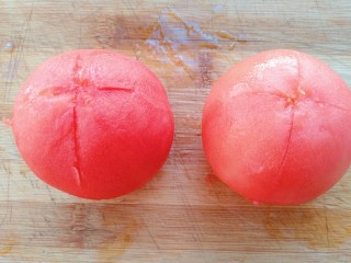 2、意式披萨酱,番茄去皮，用开水烫一下很好去皮哦