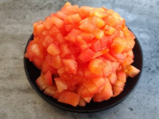 3、意式披萨酱,去皮后的番茄切细丁就行