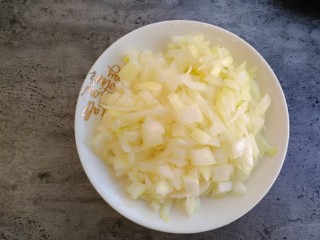 4、意式披萨酱,洋葱也切细丁