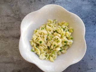 5、意式披萨酱,大蒜切碎备用