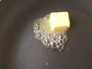 6、意式披萨酱,小火热锅，放入黄油融化