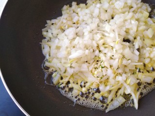 7、意式披萨酱,放入大蒜沫和洋葱丁翻炒出香味