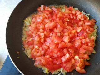 8、意式披萨酱,再放入番茄丁翻炒