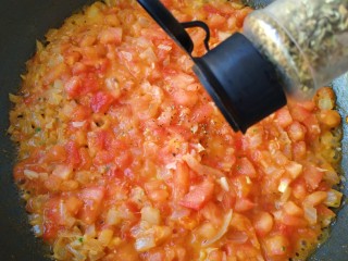 9、意式披萨酱,番茄炒软后，放入披萨草、黑胡椒粉、罗勒叶