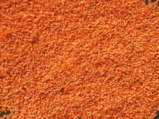 1、糖桂花,把釆摘的新鲜桂花倒在一干净大盘里。