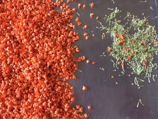 2、糖桂花,进行挑拣，只要花瓣，拣出根部和干花不要。