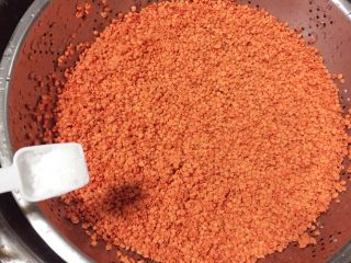 4、糖桂花,将桂花过清水冲洗后，再加入少许盐冲洗干净。