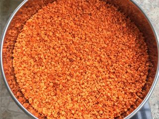 5、糖桂花,然后放在筛网里，置阴凉通风处晾干