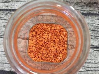 7、糖桂花,先在瓶子的底部放入一层桂花