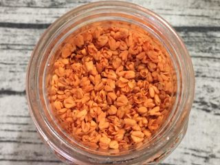 9、糖桂花,依次放一层桂花、一层糖，放入的时候轻轻往下按压一下，因为腌制的时候，糖浸入桂花就会变少的，按压一下可以多装点。