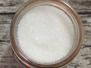 10、糖桂花,最后一层要用绵白糖，并压实，盖紧瓶盖。