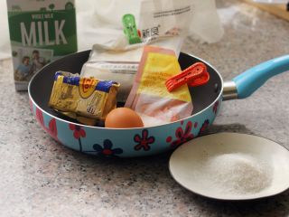 1、水果松饼,准备食材。