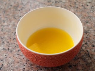 3、水果松饼,黄油隔水融化成液体状态。