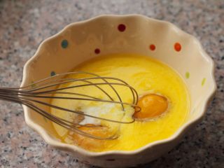 5、水果松饼,加入两个鸡蛋，搅拌均匀。