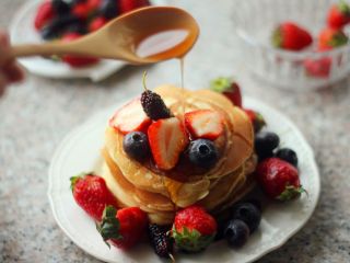 12、水果松饼,将水果随意放在松饼上，并淋上两勺蜂蜜，美味的松饼就做好了。