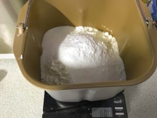 1、东北软炸麻花-妈妈的味道,称出面粉，加入糖，苏打，盐。