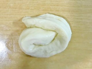 9、东北软炸麻花-妈妈的味道,我在次把面团三折，搓一下。