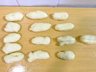 10、东北软炸麻花-妈妈的味道,搓了，盖上湿布，醒面15分钟。