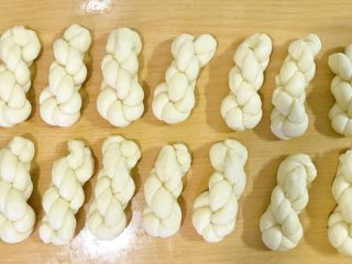 15、东北软炸麻花-妈妈的味道,全部拧好，盖上湿布，醒发30分钟左右。