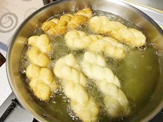 17、东北软炸麻花-妈妈的味道,要用筷子不停翻转，使麻花全身均匀受热，颜色均匀，膨胀也均匀，炸出来的麻花才漂亮。