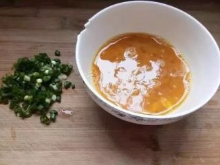 3、馒头披萨,葱切碎，鸡蛋打入碗内加入少许盐，生抽。